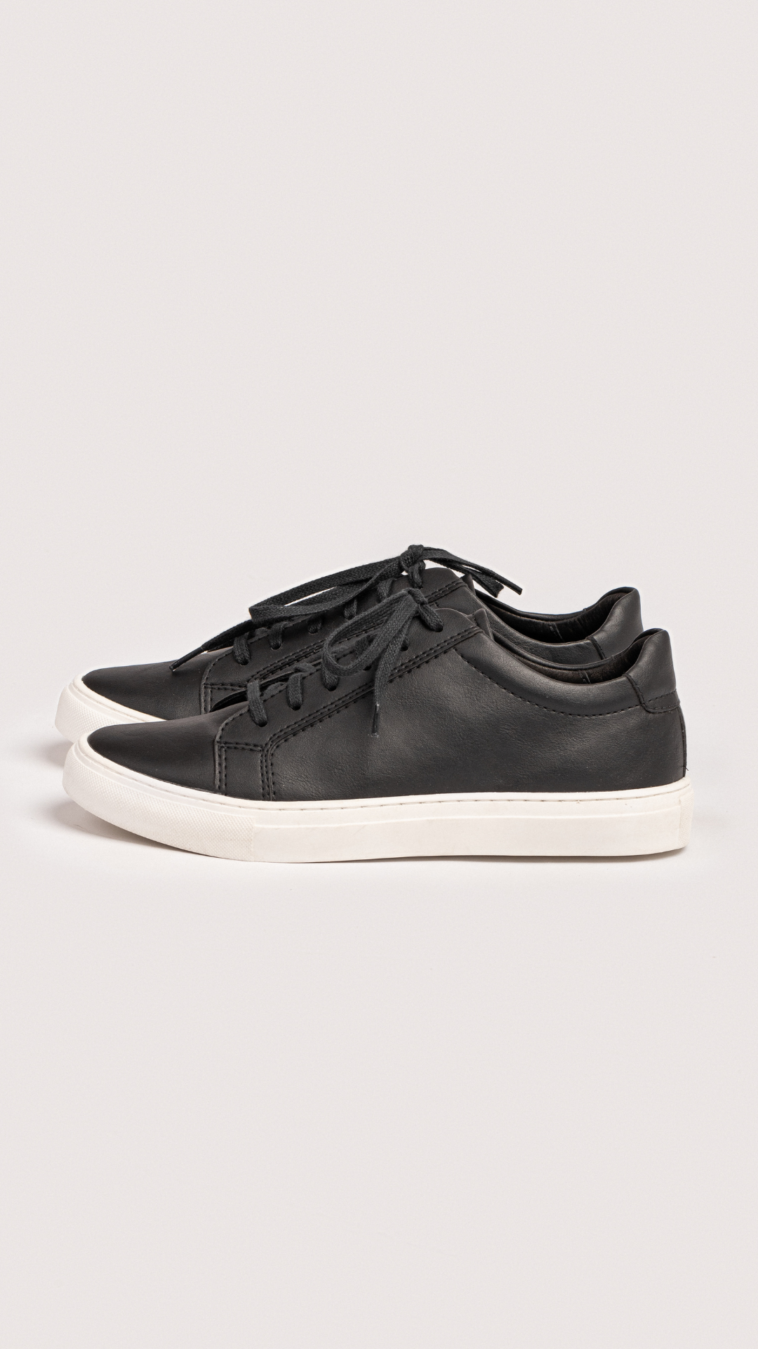 SNEAKER CLASICO NEGRO CON BASE BLANCA