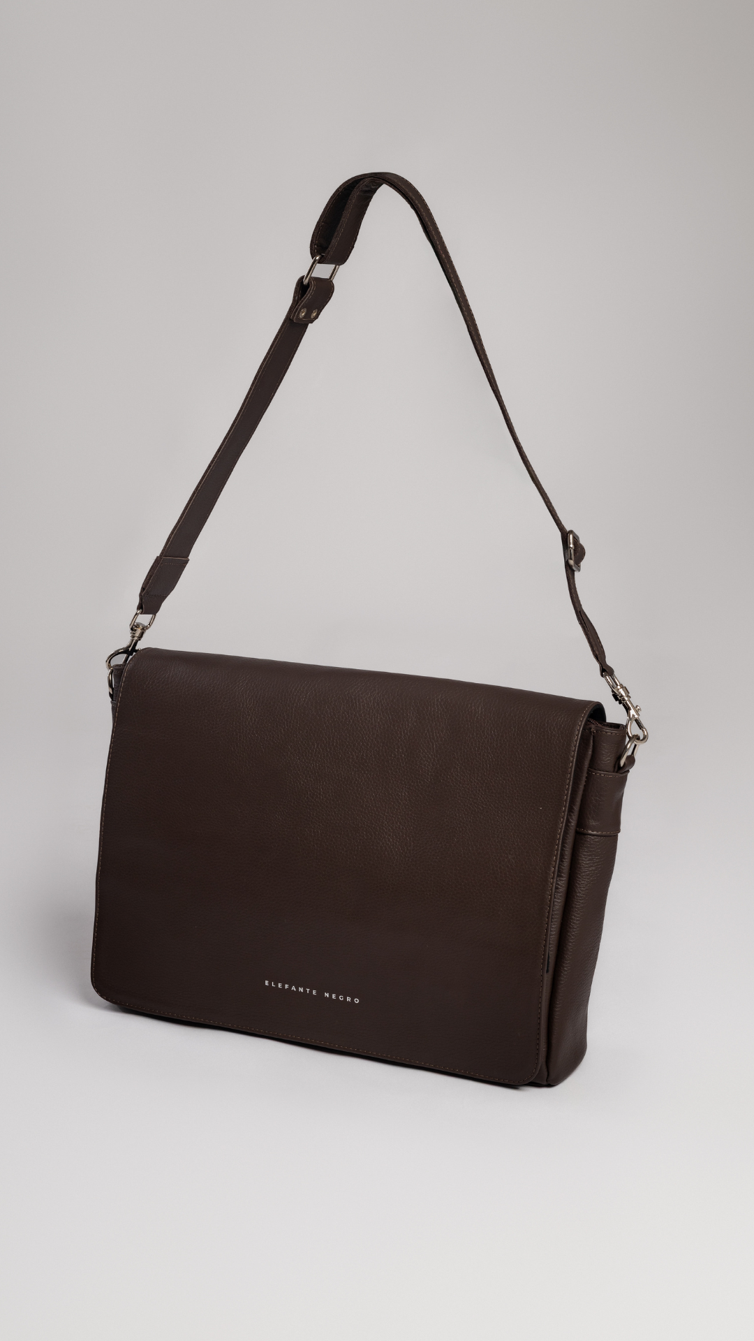 MESSENGER BAG CUERO MARRON CHOCOLATE