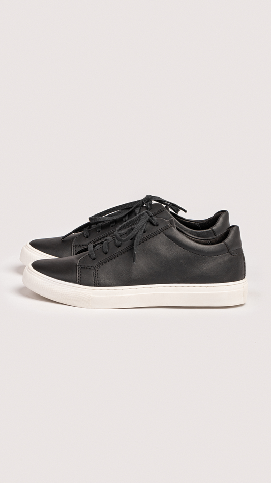 SNEAKER CLASICO NEGRO CON BASE BLANCA